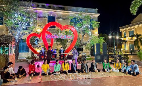 Khu Du lịch Nhà Công tử Bạc Liêu phối hợp với Chi hội Nghệ nhân đờn ca tài tử Cà Mau biểu diễn phục vụ du khách.