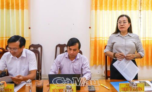 Phó Chủ tịch Hội Nông dân tỉnh Cà Mau Tiêu Việt Tiên trao đổi về phát triển kinh tế tập thể và nâng cao hiệu quả các mô hình hỗ trợ sản xuất.