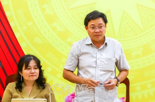 Chủ tịch UBND phường An Xuyên Huỳnh Văn Minh báo cáo với đoàn giám sát những khó khăn và định hướng phát triển kinh tế - xã hội của địa phương.
