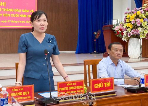 Bà Phan Thị Trang Phượng, Chủ tịch Ủy ban MTTQ VN xã Năm Căn, Cụm trưởng Cụm thi đua số 6 phát biểu tại hội nghị.