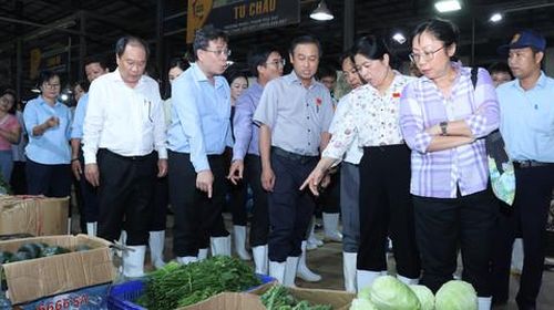 Ông Huỳnh Thanh Nhân - Phó Chủ tịch HĐND TPHCM trực tiếp đi kiểm tra công tác bảo đảm an toàn thực phẩm tại chợ đầu mối