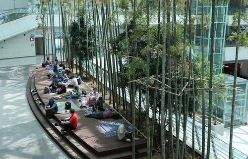 Người cao tuổi tránh nóng nhà ga số 2 sân bay quốc tế Incheon ngày 5/8. (Ảnh: Yonhap)