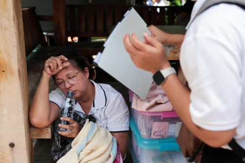Reuters cũng dẫn lời Bộ trưởng Giáo dục Thái Lan Prasert Jantararuangtong cho biết cả giáo viên và học sinh nằm trong số những người thiệt mạng. 