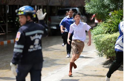 Học sinh chạy thoát khỏi vụ xả súng.