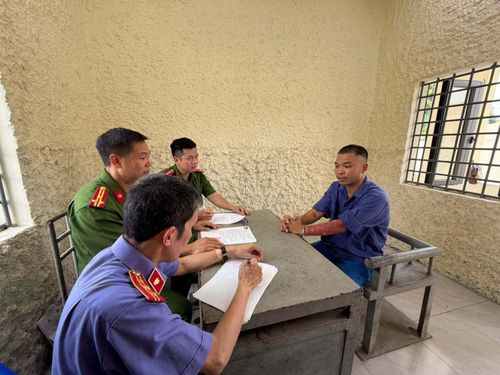 Cơ quan chức năng làm việc với Khánh Sky. (Ảnh: Công an Bắc Ninh)