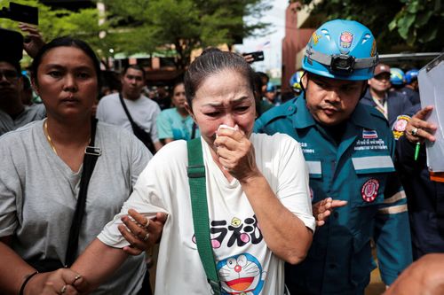 Người nhà nạn nhân. (Ảnh: Reuters)