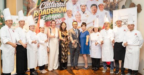 Đại sứ Việt Nam tại Áo Vũ Lê Thái Hoàng và bà Gertrud Tauchhammer, Tổng Biên tập Tạp chí SOCIETY, cùng các nghệ nhân ẩm thực Việt Nam tại Chương trình Phở Cultural Road Show Europe 2026. Ảnh: SOCIETY