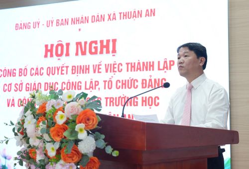 Bí thư Đảng ủy, Chủ tịch HĐND xã Thuận An Trương Văn Học phát biểu tại hội nghị. Ảnh: Vân Thư
