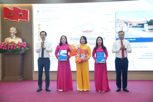 Phó Bí thư Thường trực Đảng ủy xã Thuận An Đào Xuân Trường và Chủ tịch UBND xã Nguyễn Tuấn Khanh trao quyết định đến Ban Giám hiệu Trường Mầm non Ánh Sao. Ảnh: Vân Thư