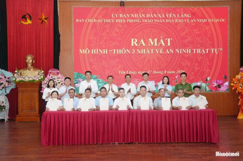 Lễ ký kết ghi nhớ, ra mắt mô hình "Thôn 3 nhất về An ninh trật tự". Ảnh: Phạm Hùng