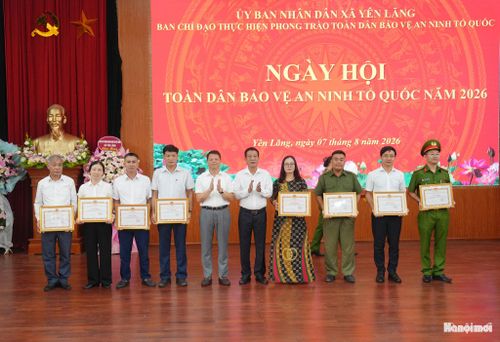 Lãnh đạo xã Yên Lãng trao khen thưởng cho các tập thể. Ảnh: Phạm Hùng