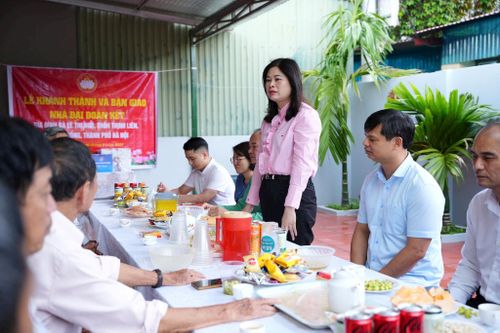 Bí thư Đảng ủy xã, Chủ tịch HĐND xã Phù Đổng Đặng Thị Huyền phát biểu tại buổi trao tặng nhà "Đại đoàn kết" cho hộ gia đình bà Lê Thị Ngò (thôn Thịnh Liên). Ảnh: Nguyễn Thủy
