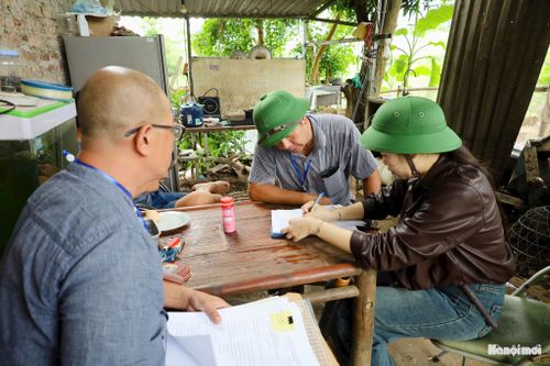Lực lượng chức năng ghi nhận hiện trạng phục vụ công tác cưỡng chế, giải phóng mặt bằng. Ảnh: Tuệ Lâm