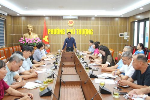 Ông Võ Thanh Tùng, Phó Chủ tịch UBND phường Phú Thượng chủ trì hội nghị. Ảnh: Cao Kỳ