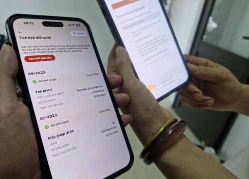 Người dân xã Phú Xuyên sử dụng điện thoại thông minh để tích hợp các thông tin cá nhân, phục vụ tra cứu, giao dịch hành chính. Ảnh: PV