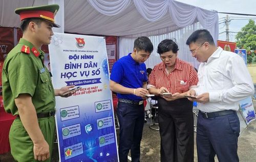 Công tác chuyển đổi số ở xã Phú Xuyên ngày càng đi vào thực chất, hiệu quả, góp phần xây dựng cộng đồng số hiện đại, văn minh, đáp ứng tốt mọi yêu cầu, nhiệm vụ trong giai đoạn mới. Ảnh: PV