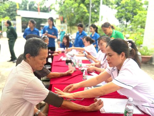 Người cao tuổi được chăm sóc y tế tại Hà Nội. Ảnh: Kiều Thoan Thu