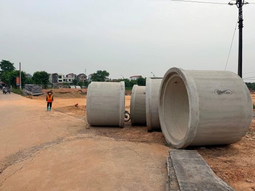 Hệ thống cống được vận chuyển để phục vụ thi công tuyến đường Vành đai 3. Ảnh: Thanh Hà