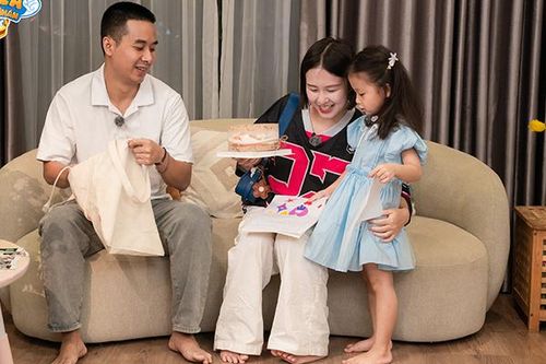 Em bé Minhee và bố mẹ.