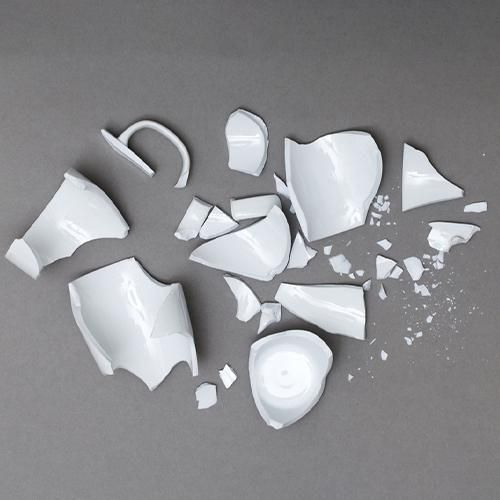 Người xưa quan niệm, bát đĩa, cốc chén tượng trưng cho sự thịnh vượng và giàu có của gia đình. Nếu dùng những chiếc bát đĩa, cốc chén sứt mẻ thì vô tình có thể sẽ rước những điều xui xẻo, rắc rối vào nhà.