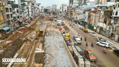 Song việc thi công cầu vượt tại nút giao Nguyễn Chí Thanh còn vướng mắc, bởi khu vực giữa trụ T3 và T4 của cầu vượt là vị trí giao cắt với nhà ga S3 thuộc tuyến đường sắt đô thị số 5 Văn Cao - Hòa Lạc.