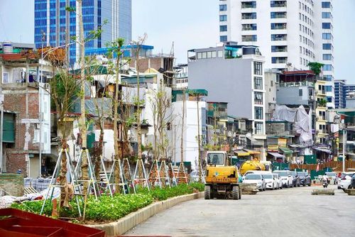 Bên cạnh thi công mặt đường, các hạng mục vỉa hè và cảnh quan cũng được gấp rút hoàn thiện. Dải phân cách từ đền Voi Phục đến dốc Bệnh viện Phụ sản Hà Nội đang được trồng, chăm sóc nhiều loại cây xanh và hoa.