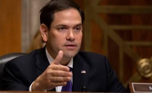 Ngoại trưởng Marco Rubio nhiều lần nhấn mạnh Hormuz là tuyến hàng hải quốc tế. Theo ông, nếu Mỹ chấp nhận để một quốc gia kiểm soát tuyến đường này và thu phí bắt buộc, điều đó sẽ tạo ra tiền lệ đối với nhiều điểm nghẽn hàng hải khác trên thế giới.