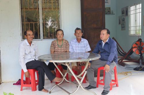 Có nhà mới từ nguồn hỗ trợ của Nhà nước, gia đình ông Tô Hoàng Văn (thứ hai từ phải qua) thêm động lực vươn lên. Ảnh: Nguyên Du