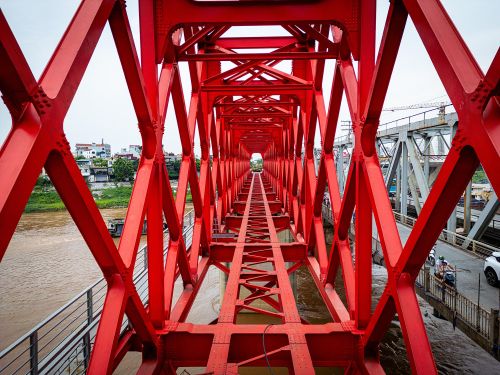  Phần cầu đường sắt, được xây cạnh cầu Đuống cũ đang dần hoàn thành. Cầu có chiều dài gần 1 km, sử dụng kết cấu dầm thép, cho phép khai thác đồng thời hai khổ ray với tốc độ tối đa 80 km/h. 
