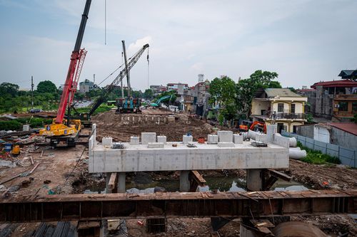  Sau khi hoàn tất công tác giải phóng mặt bằng, các hạng mục dưới mặt đất đang được thi công để đẩy nhanh tiến độ dự án. Theo kế hoạch ban đầu, mặt bằng phải được bàn giao trong quý IV/2024 nhằm bảo đảm công trình hoàn thành trong năm 2025. Tuy nhiên, việc chậm bàn giao mặt bằng tại khu vực phường Việt Hưng và xã Phù Đổng là nguyên nhân chính khiến thời điểm hoàn thành dự án phải lùi sang năm 2026. 