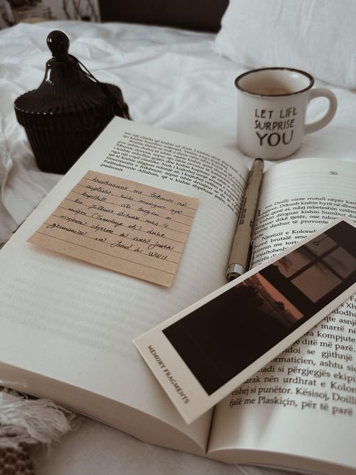 Xu hướng Bookstagram góp phần thúc đẩy thói quen mua sách giấy của Gen Z. Ảnh minh hoạ: Book Hut.