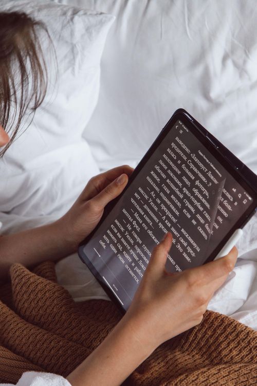 Gen Z không còn gắn việc đọc với một định dạng duy nhất. Họ có thể bắt đầu một cuốn sách bằng bản in, tiếp tục trên Kindle rồi nghe phần còn lại dưới dạng sách nói. Ảnh minh hoạ: Roman Odintsov/Pexels.