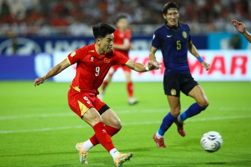 Dù Đình Bắc sớm khai thông thế bế tắc ở phút thứ 18, mang lại lợi thế tâm lý cực lớn cho đội tuyển Việt Nam, các 'Chiến binh sao vàng' lại không thể cụ thể hóa ưu thế ấy để nới rộng cách biệt. Việc duy trì nhịp độ thi đấu có phần chủ quan khiến đội bóng áo đỏ dần đánh mất quyền kiểm soát.