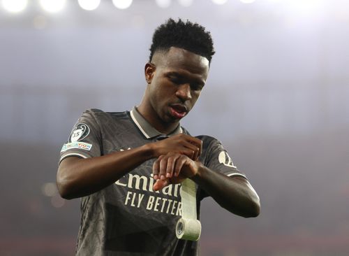  Giữ Vinicius thêm sáu năm giúp Real bảo toàn một ngôi sao, nhưng cũng khiến CLB bỏ qua cơ hội làm mới hàng công ở thời điểm thuận lợi. 