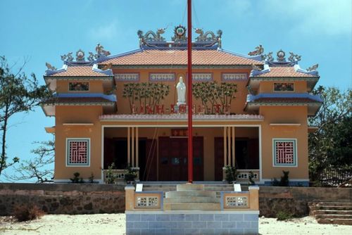 Chùa Linh Long hiện nằm tại phường Mũi Né, trên một đồi cát thấp và cách trung tâm Phan Thiết khoảng 22 km. So với thời điểm nhiếp ảnh gia đến, ngôi chùa vẫn giữ kiến trúc hình chữ "khẩu" khép kín. Bên phải là vườn Lâm Tỳ Ni có phù điêu rồng cuộn 2 bên trụ cổng, bên trái là Lộc Uyển, có tượng Phật Thích Ca ngồi dưới cây bồ đề. Những năm gần đây, ngôi chùa thu hút nhiều du khách nước ngoài đến viếng và chụp ảnh.