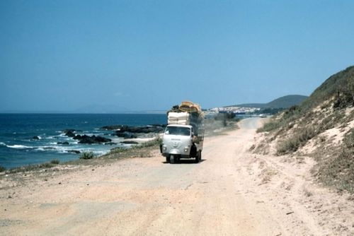 Tuyến Tỉnh lộ 9 từ Mũi Né đi Phan Thiết thời đó còn vắng xe cộ. Phương tiện đi lại chủ yếu là xe lam, người ngồi bên trong và trên nóc xe chất đầy hàng hóa. Tuyến đường này sẽ đi ngang qua bãi đá Ông Địa với nhiều mỏm đá đen. Hiện bãi đá Ông Địa đã trở thành điểm dừng chân quen thuộc của du khách, những ghềnh đá nhô ra biển vẫn là nét nhận diện đặc trưng. Trong năm nay, UBND phường Phú Thủy cũng thực hiện cải tạo, chỉnh trang bãi đá Ông Địa thành công viên. Trước mắt, các khối đá tetrapod được sơn nhiều màu. Một số hạng mục của công viên đang triển khai và đưa vào vận hành trước ngày 2/9.