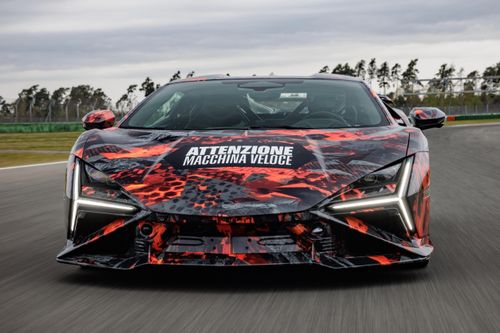  Cơ cấu plug-in hybrid này được Lamborghini gọi là HPEV (High Performance Electrified Vehicle), sản sinh công suất tối đa 1.015 mã lực, giúp tăng tốc 0-100 km/h trong 2,5 giây, tốc độ tối đa hơn 350 km/h. 