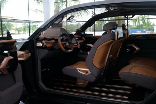 Những chi tiết mang tính trình diễn trên bản concept đã được tối giản hóa, trở nên thực dụng hơn. Ảnh: Đan Thanh.