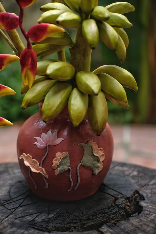 Để hiện thực hóa ý tưởng, nhóm mất hơn 3 tháng nghiên cứu và thử nghiệm, từ cuối tháng 3 đến đầu tháng 7. Thách thức lớn nhất là tìm ra cách tạo chiếc bình bằng bánh Trung thu có thể đứng vững, không nứt hoặc biến dạng sau khi nướng. 
