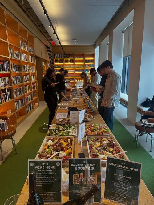 Nhiều khách hàng xa lạ đã trở thành bạn bè sau khi gặp nhau tại Liz’s Book Bar. Ảnh: @lizsbookbar.