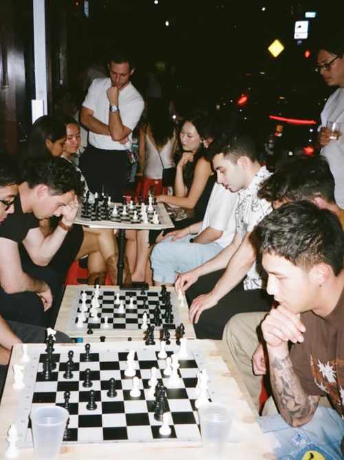 Pawn Chess Club thu hút nhiều người trẻ tham gia chơi cờ cùng người lạ. Ảnh: @pawnchessclub.