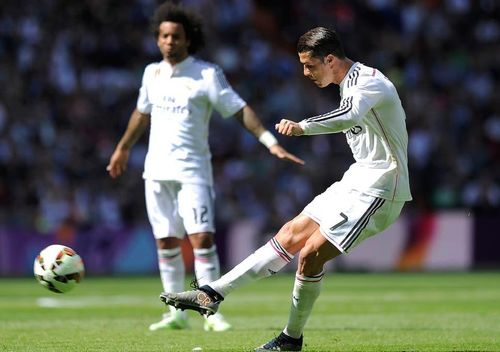  Cristiano Ronaldo vươn tới đỉnh cao tại MU nhưng rời Premier League để gia nhập Real Madrid chỉ một năm sau khi giành Quả bóng Vàng. 