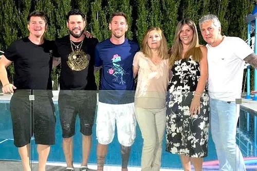  Lionel Messi (giữa) cùng gia đình năm 2022. Ảnh: Instagram/Leo Messi. 