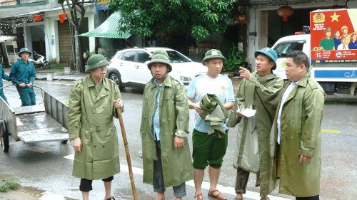 Lãnh đạo địa phương và các lực lượng chức năng kiểm tra hiện trường, chỉ đạo triển khai các phương án ứng phó với nguy cơ sạt lở đất