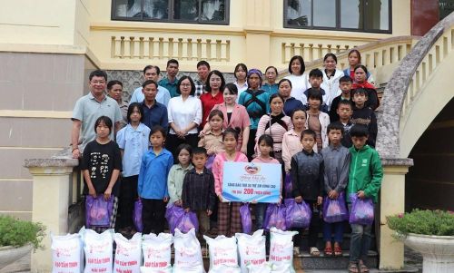 Tại chương trình, 20 em học sinh có hoàn cảnh đặc biệt khó khăn được nhận bảo trợ, với tổng trị giá hơn 200 triệu đồng