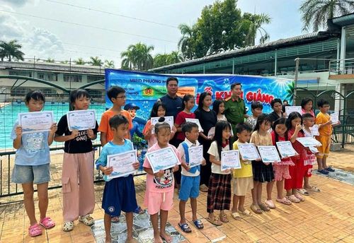 Trao giấy chứng nhận hoàn thành lớp phổ cập bơi cơ bản cho thiếu nhi