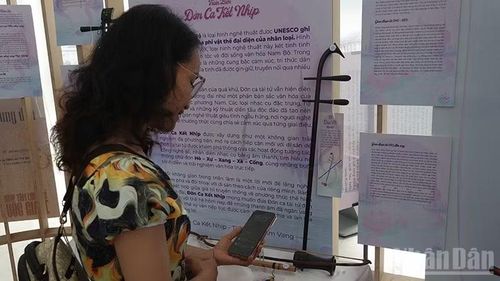 Chỉ cần tương tác với nhạc cụ bằng điện thoại, người tham quan sẽ được nghe âm thanh của các nhạc cụ trưng bày.
