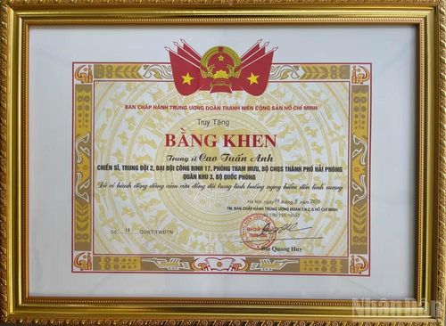 Trung ương Đoàn Thanh niên Cộng sản Hồ Chí Minh truy tặng bằng khen cho Trung sĩ Cao Tuấn Anh vì đã có hành động dũng cảm cứu đồng đội trong tình huống nguy hiểm đến tính mạng. (Ảnh: QUÂN KHU 3)