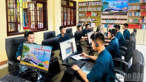 Hạ sĩ quan-binh sĩ tích cực học tập trên nền tảng Thư viện điện tử.