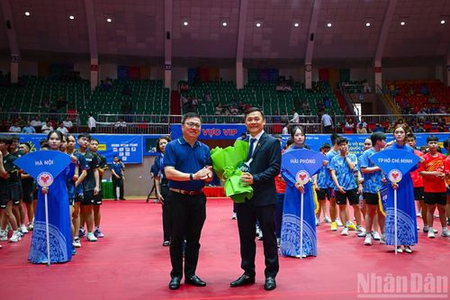 Đồng chí Lê Quốc Minh trao hoa và kỷ niệm chương tới ông Huỳnh Trần Anh Quang, đại diện nhà đồng hành chính Tổng Công ty Phân bón Dầu khí Cà Mau.
